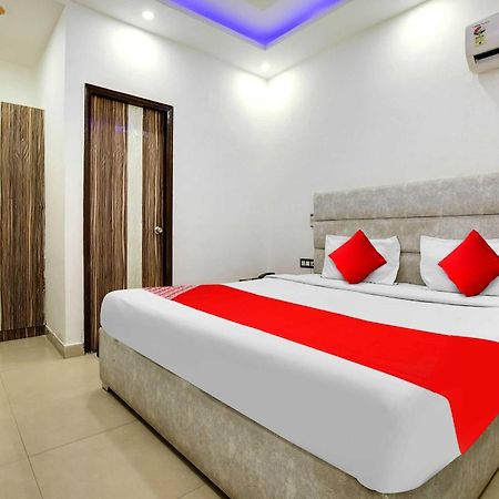 Hotel O Av Continental Zirakpur Exteriör bild