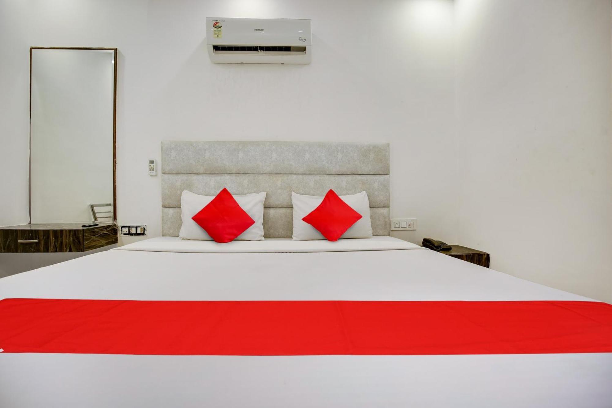 Hotel O Av Continental Zirakpur Exteriör bild
