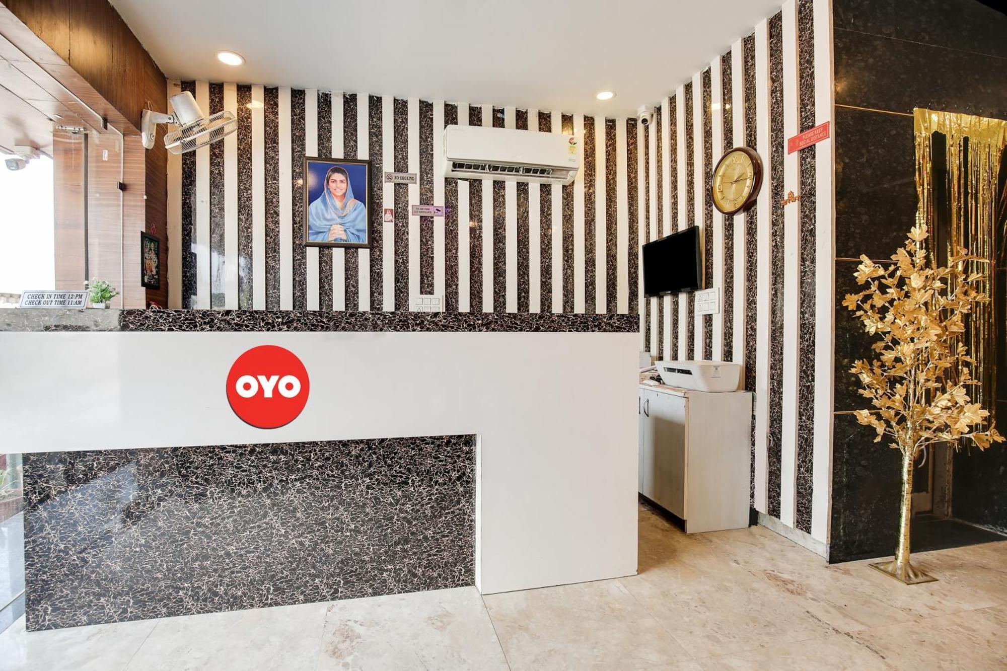 Hotel O Av Continental Zirakpur Exteriör bild