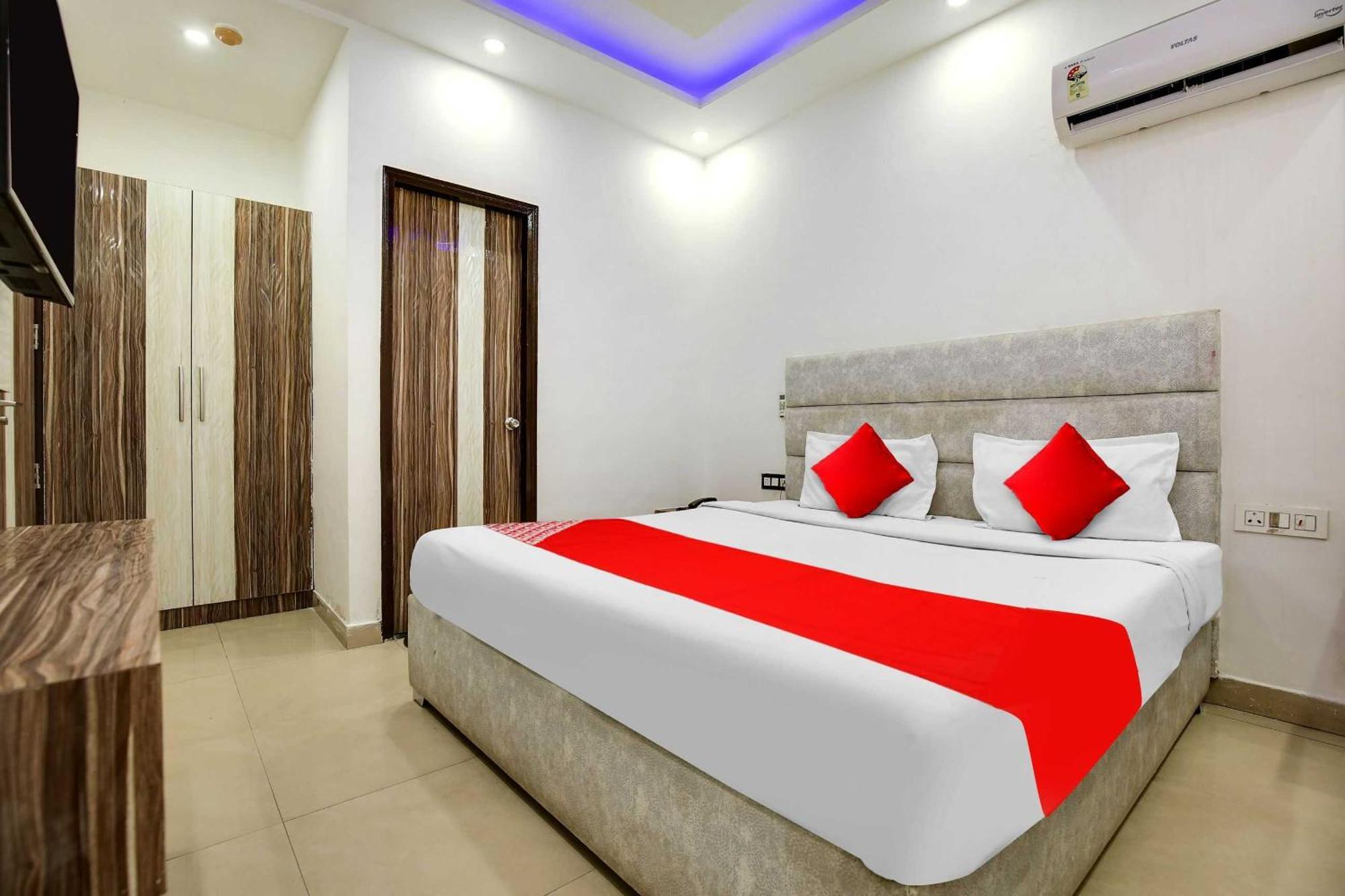 Hotel O Av Continental Zirakpur Exteriör bild