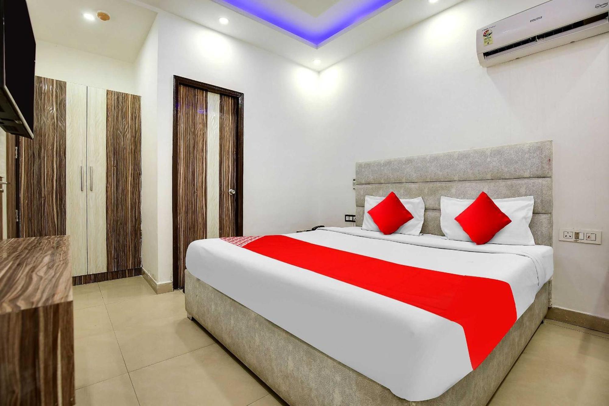 Hotel O Av Continental Zirakpur Exteriör bild