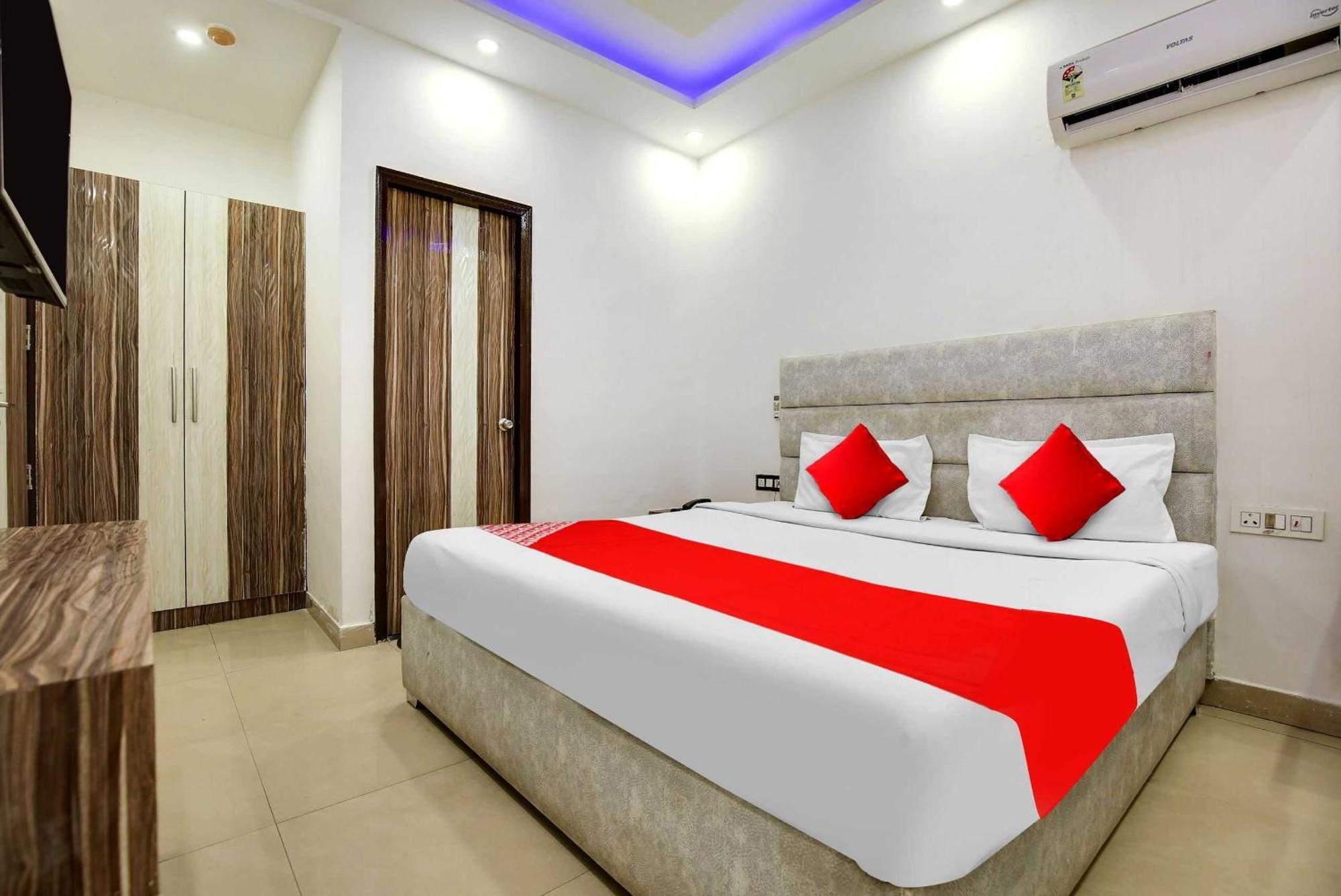 Hotel O Av Continental Zirakpur Exteriör bild