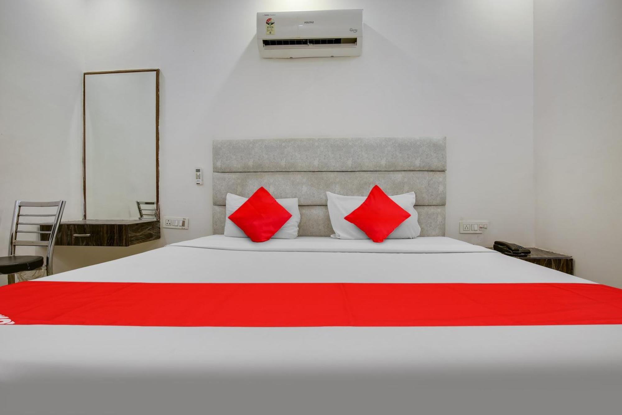 Hotel O Av Continental Zirakpur Exteriör bild