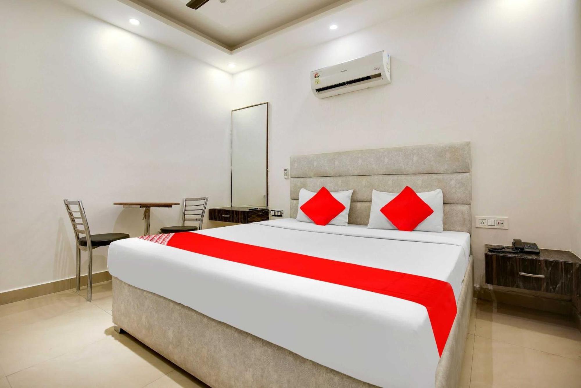 Hotel O Av Continental Zirakpur Exteriör bild