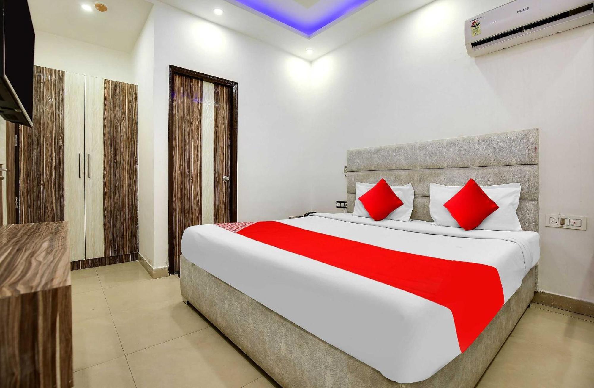 Hotel O Av Continental Zirakpur Exteriör bild