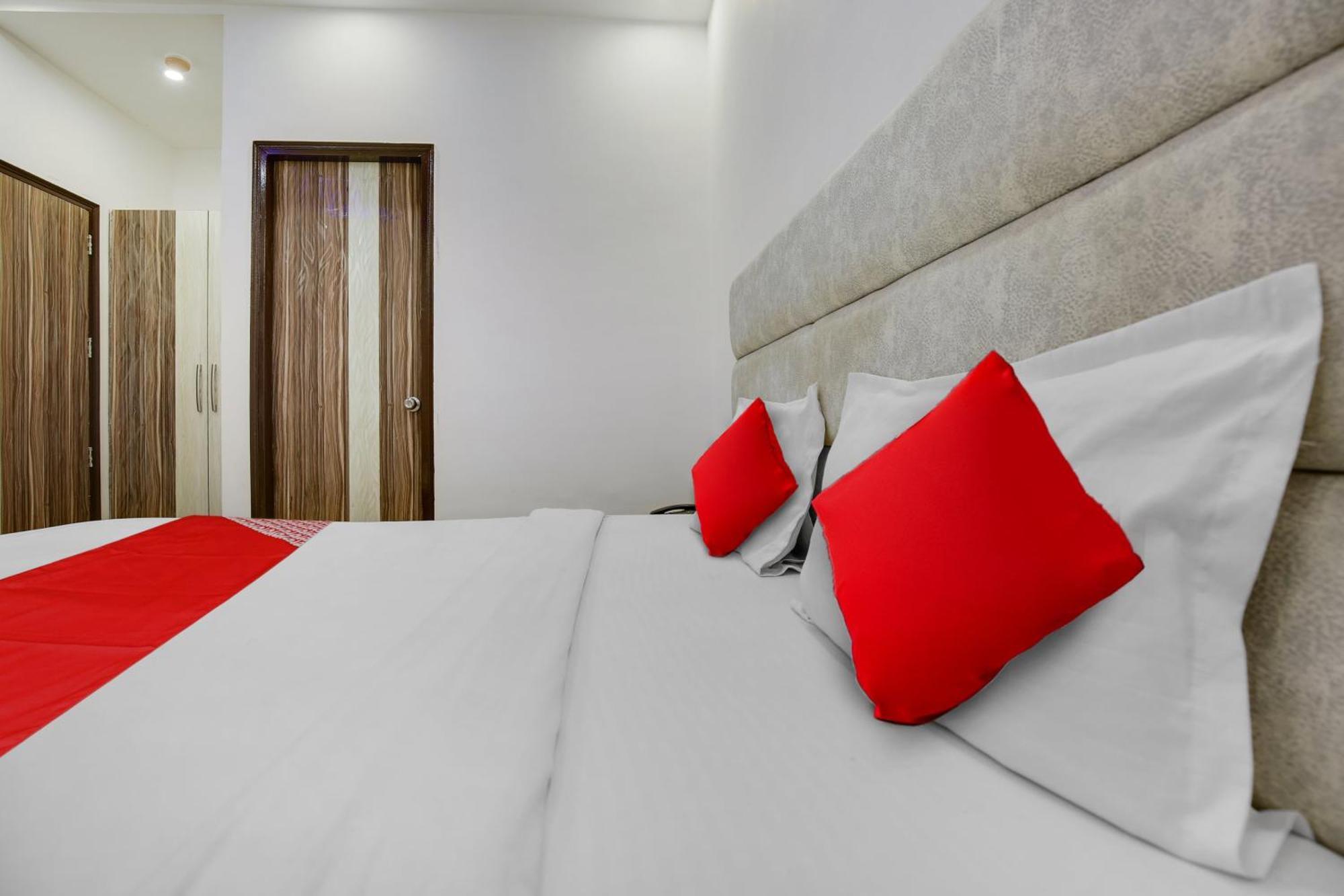 Hotel O Av Continental Zirakpur Exteriör bild