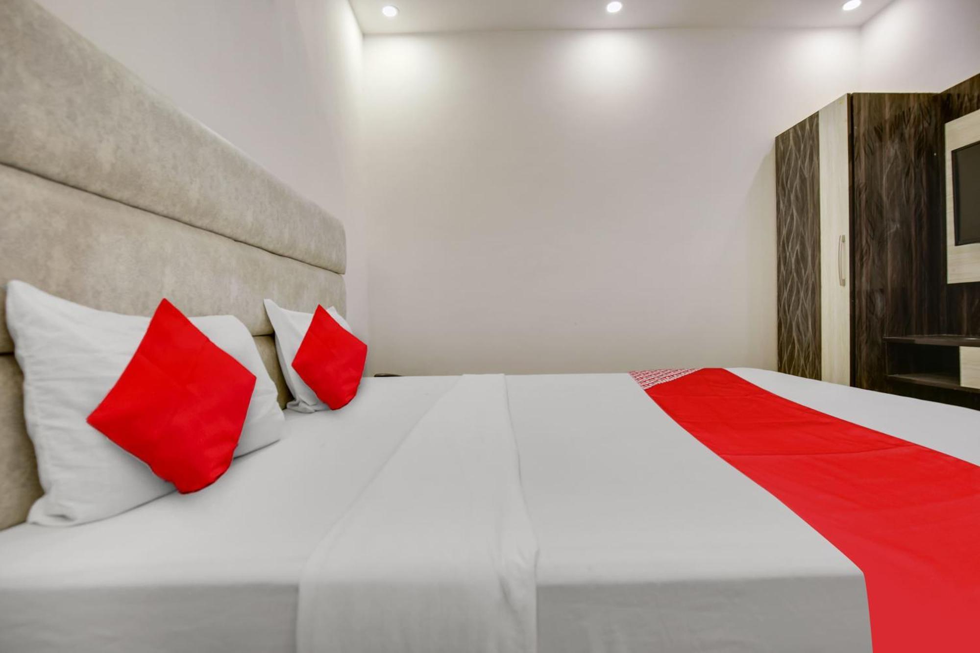 Hotel O Av Continental Zirakpur Exteriör bild
