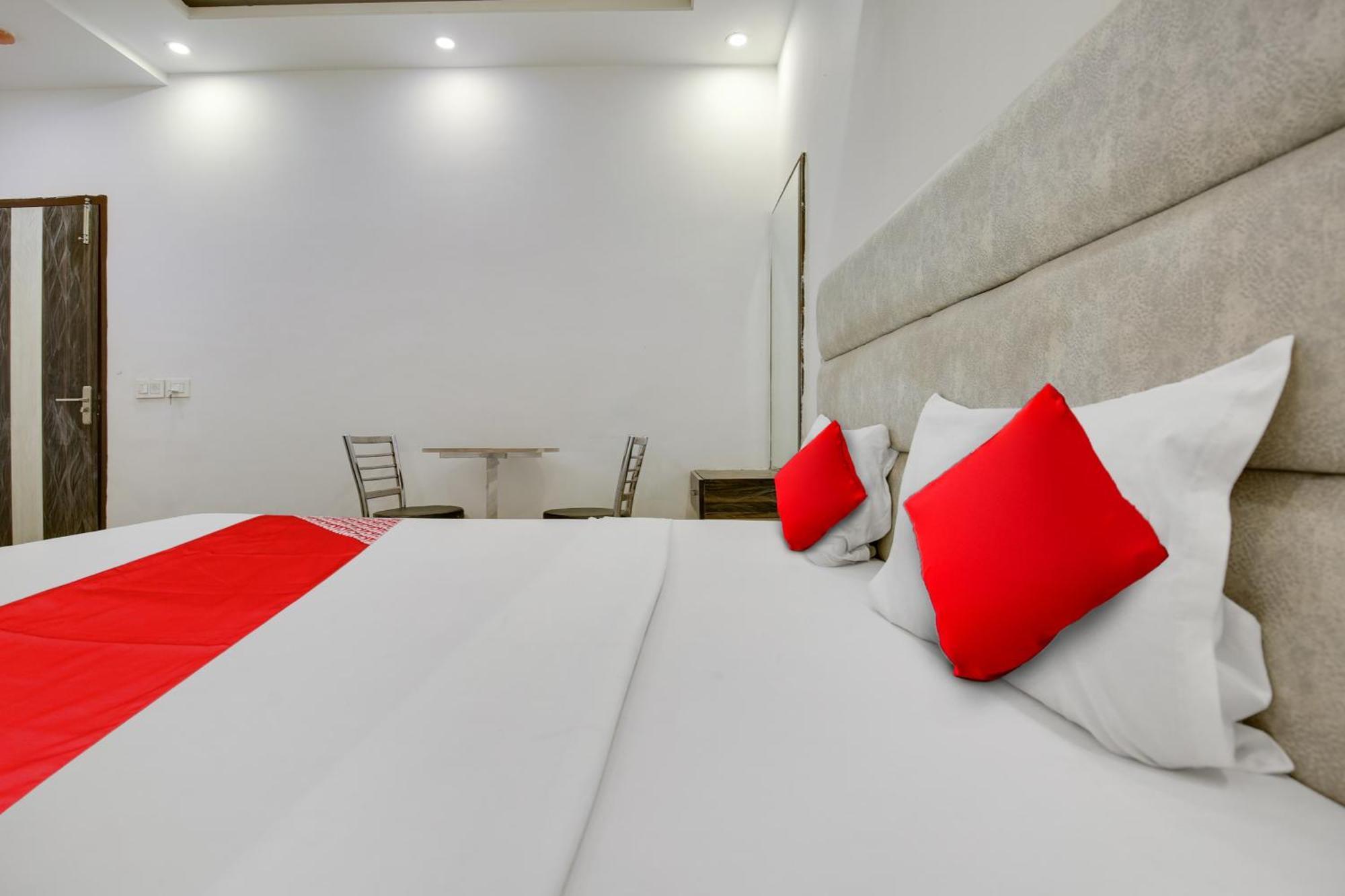 Hotel O Av Continental Zirakpur Exteriör bild