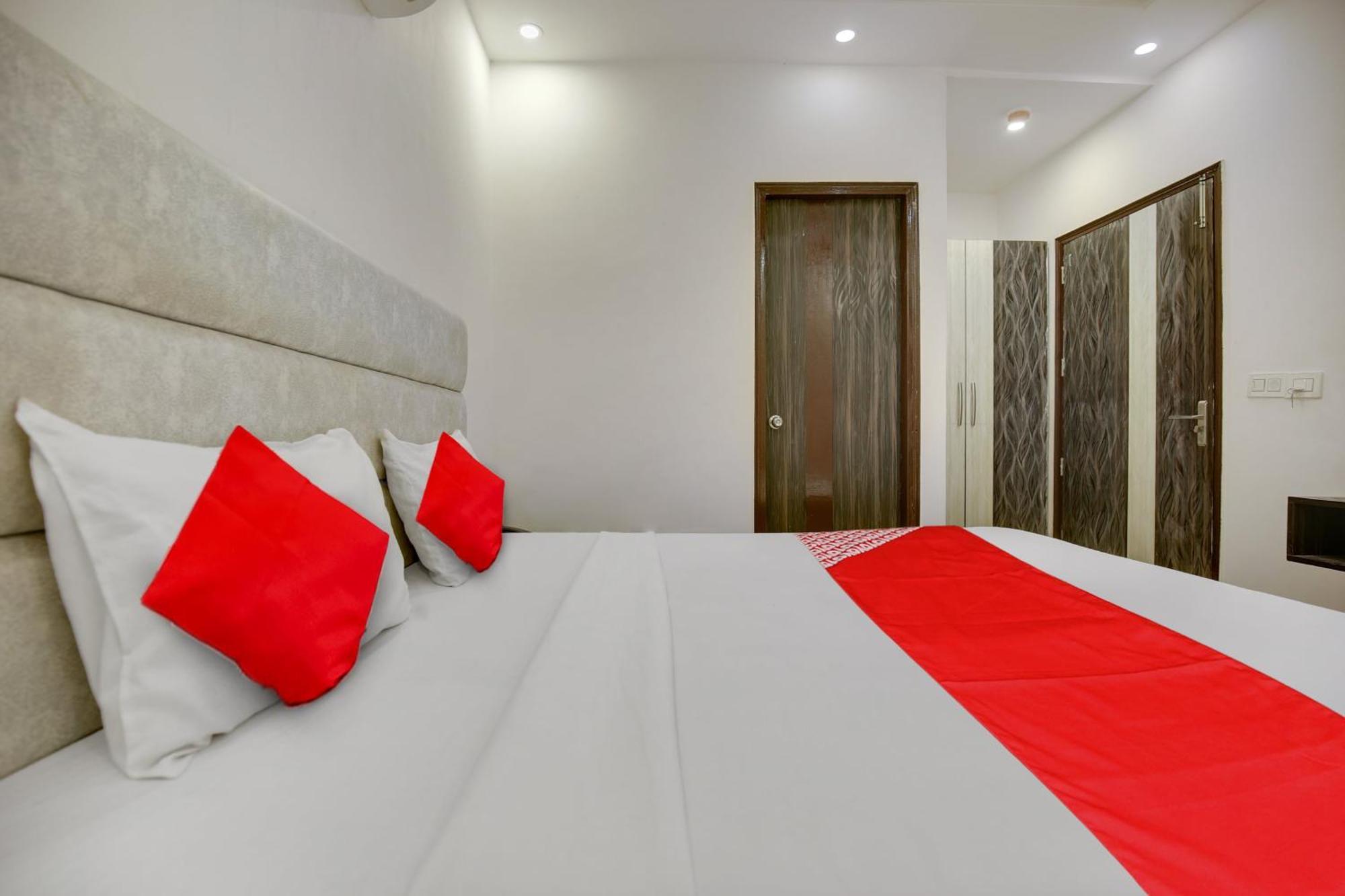 Hotel O Av Continental Zirakpur Exteriör bild